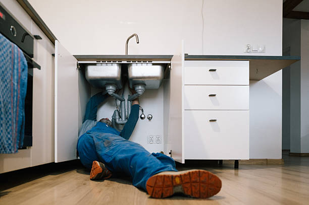 Professional Emergency Plumber technician working in Leon, IA